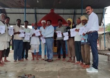 अनवर्दे येथे अमृतमहोत्सवी मोफत डिजिटल स्वाक्षरी सातबारा वाटप