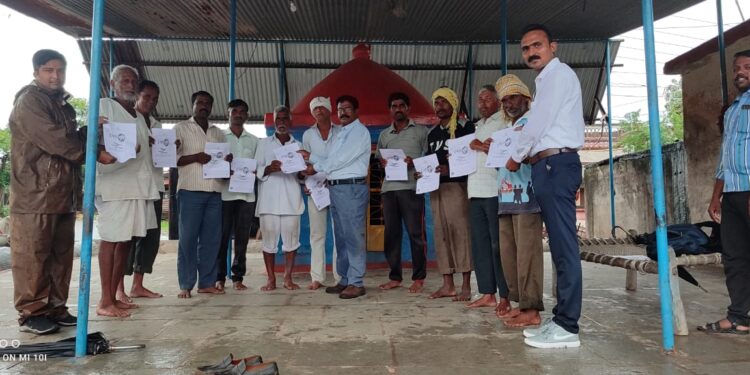 अनवर्दे येथे अमृतमहोत्सवी मोफत डिजिटल स्वाक्षरी सातबारा वाटप