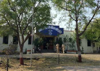 हॉटेलमध्ये एकाने धमकी देऊन बियरची बाटली हिसकविली, गुन्हा दाखल