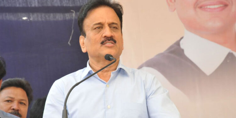 मला एखाद्या चित्रपटात भूमिका करण्याची संधी द्या – गिरीश महाजन