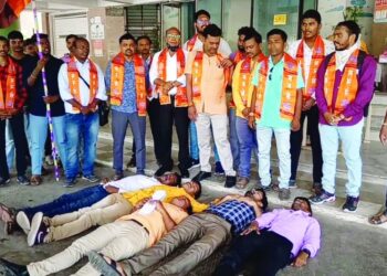 मनसेचे रस्त्यांच्या खड्ड्यासंदर्भात महापालिकेसमोर ‘झोपा काढा’ आंदोलन