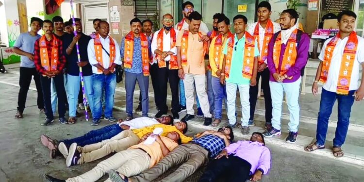 मनसेचे रस्त्यांच्या खड्ड्यासंदर्भात महापालिकेसमोर ‘झोपा काढा’ आंदोलन