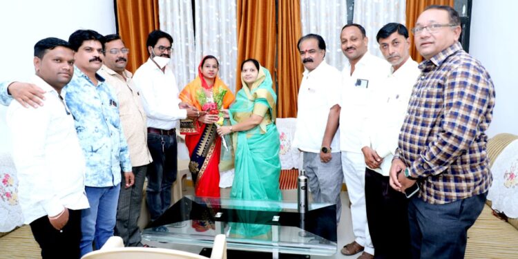 आमदार लताताई सोनवणे यांनी केले भोईसर पं.स. सदस्यांचे कौतुक