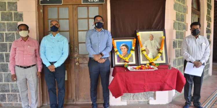 स्व. इंदिरा गांधी व सरदार वल्लभभाई पटेल यांना जिल्हा प्रशासनातर्फे अभिवादन