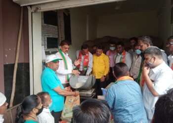 भाजपतर्फे राष्ट्रपिता महात्मा गांधी व लालबहादूर शास्त्री जयंतीनिमित्त कापडी पिशव्या वाटप