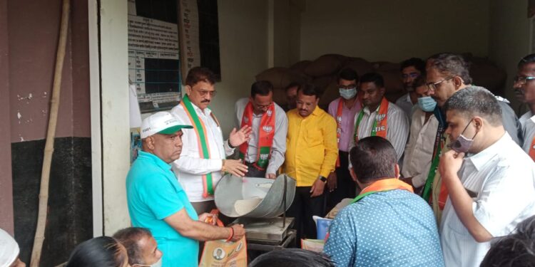 भाजपतर्फे राष्ट्रपिता महात्मा गांधी व लालबहादूर शास्त्री जयंतीनिमित्त कापडी पिशव्या वाटप