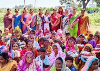 नारीशक्ती ग्रुपतर्फे धरणगाव तालुक्यातील साळवा येथे फराळ – साड्या वाटप