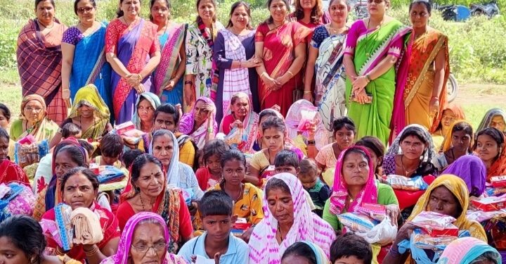 नारीशक्ती ग्रुपतर्फे धरणगाव तालुक्यातील साळवा येथे फराळ – साड्या वाटप
