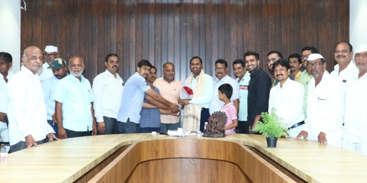 नागरिकांच्या समस्या मार्गी लावल्याबद्दल व्यापाऱ्यांनी मानले आमदारांचे आभार