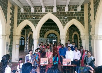 नारीशक्ती ग्रुप जळगावतर्फे आत्महत्याग्रस्त कुटुंबीयांना शिलाई मशीन वाटप