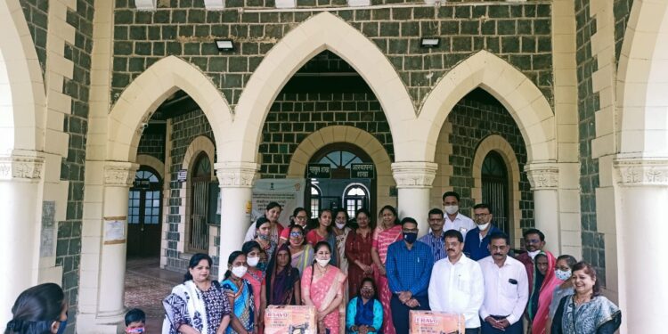 नारीशक्ती ग्रुप जळगावतर्फे आत्महत्याग्रस्त कुटुंबीयांना शिलाई मशीन वाटप