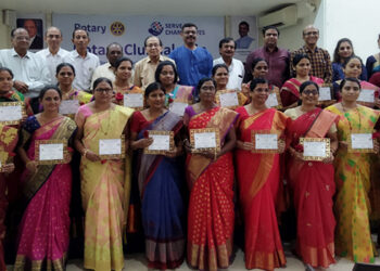 रोटरी क्लबच्यावतीने १८ शिक्षकांना पुरस्कार देऊन केला सत्कार