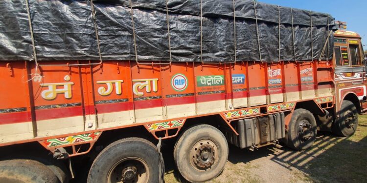 यावल येथील पोलिसांनी ३० टन रेशन तांदूळाचा साठा पकडला