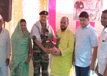 जवखेडा येथील संभाजी गोपाळ यांचा पालकमंत्र्यांच्या हस्ते सत्कार