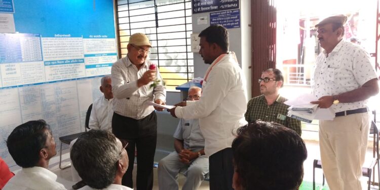 जळगाव जनता सहकारी बँकेच्यावतीने चाळीसगाव येथील पूरग्रस्तांना अल्प व्याजदरात कर्ज वितरण