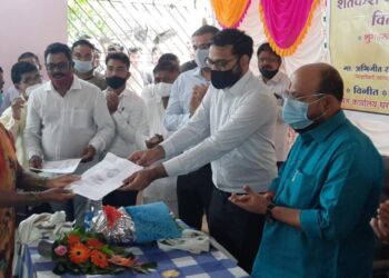 बांभोरी येथे महात्मा गांधी व लाल बहादूर शास्त्री यांच्या जयंतीनिमित्त रेशन कार्ड वाटप