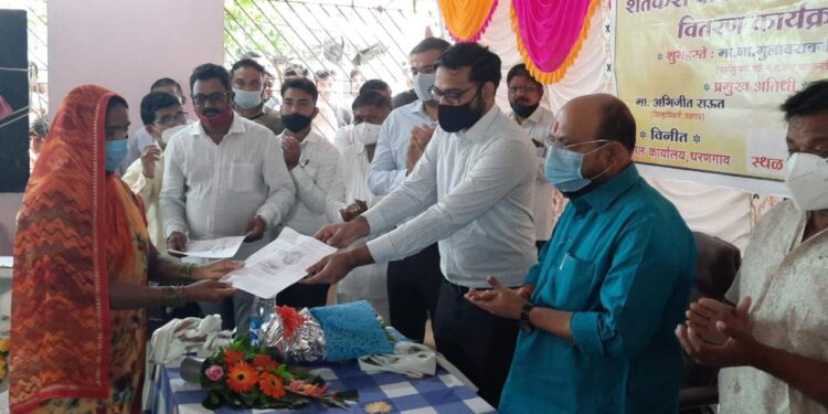 बांभोरी येथे महात्मा गांधी व लाल बहादूर शास्त्री यांच्या जयंतीनिमित्त रेशन कार्ड वाटप