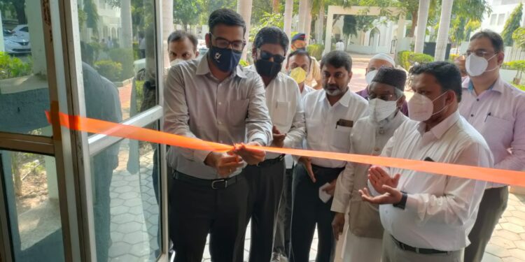 इकरा महाविद्यालयामध्ये कोरोना लसीकरण सेंटरचे जिल्हाधिकाऱ्यांचे हस्ते उद्घाटन