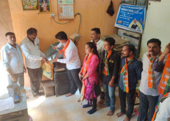 भाजपा युवा मोर्चातर्फे कापडी पिशव्यांचे वाटप