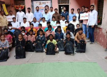 युवासेनेच्यावतीने भाऊसाहेब राऊत विद्यालयात दप्तर वाटप