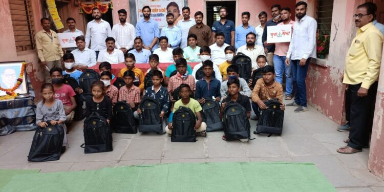 युवासेनेच्यावतीने भाऊसाहेब राऊत विद्यालयात दप्तर वाटप