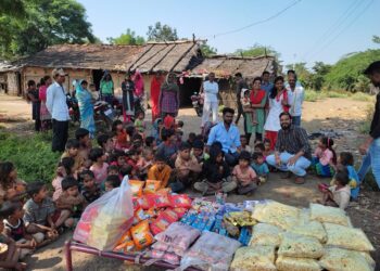 शिवशंभू संघटना जिल्हा युवती आघाडीच्यावतीने आदिवासी बांधवांना फराळ वाटप