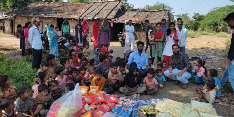 शिवशंभू संघटना जिल्हा युवती आघाडीच्यावतीने आदिवासी बांधवांना फराळ वाटप
