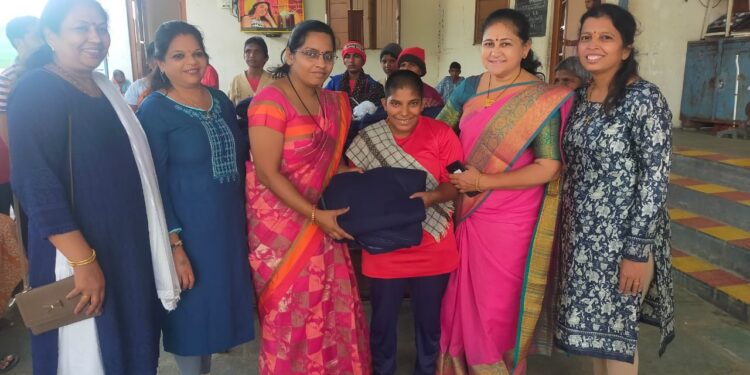 नारीशक्ती ग्रुप जळगावच्यावतीने ब्लँकेट, औषधी वाटपाचे आयोजन