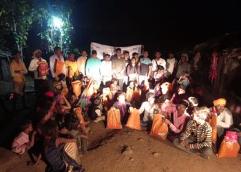 अभाविप जळगावतर्फे जनजाती पाड्यांवर साडी फराळ वाटप