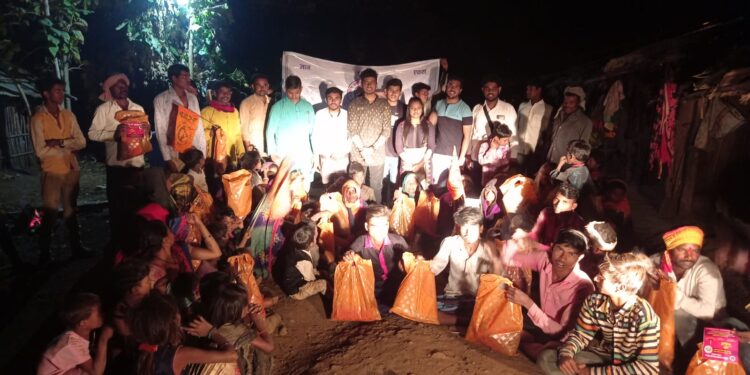 अभाविप जळगावतर्फे जनजाती पाड्यांवर साडी फराळ वाटप