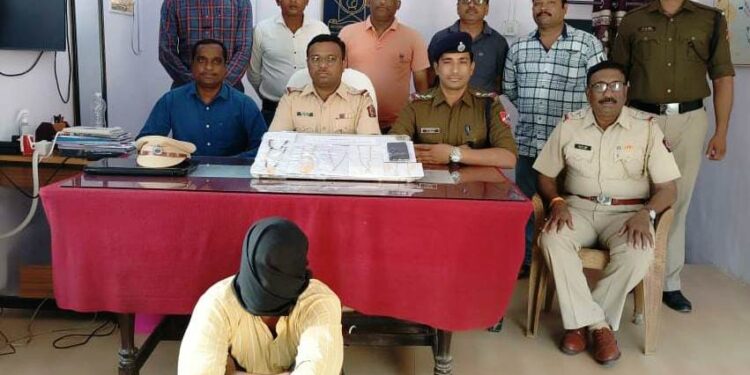 रेल्वेतून ५ लाख ६२ हजारांचे दागिने चोरी करणाऱ्याला अटक