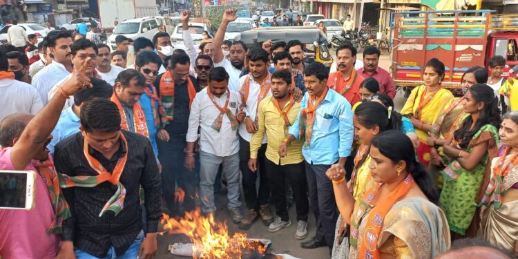 जळगावात भाजपातर्फ देशद्रोही नवाब मलिक यांच्या निषेधार्थ पुतळ्याचे दहन