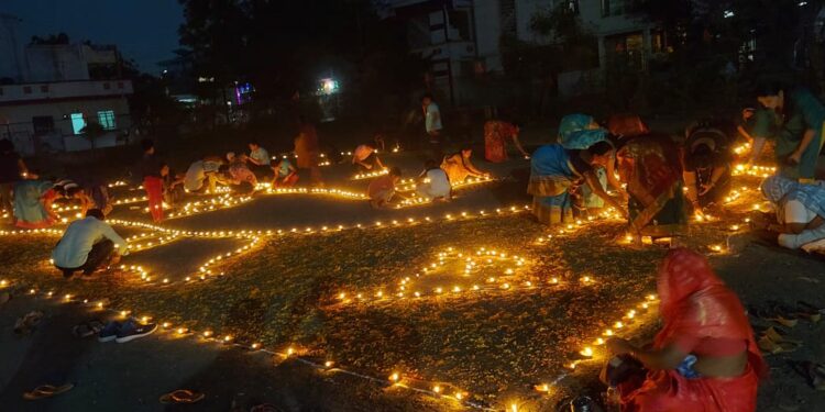 श्रीराम मंदिराच्या वर्धापन दिनानिमित्त ११०० दिवे लावून साजरा