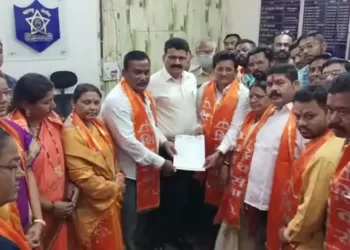 पालकमंत्र्यांना केल्याप्रकरणी राणे बंधूंवर गुन्हा दाखल करा – शिवसेनेच्यावतीने निवेदन