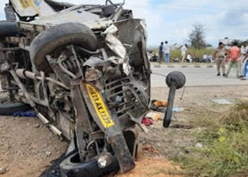 सोलापूर-अक्कलकोट मार्गावर टायर फुटल्याने जीपचा भीषण अपघात