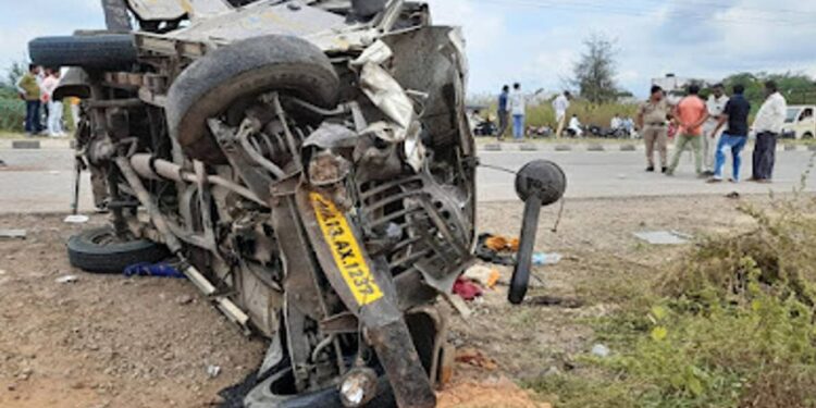 सोलापूर-अक्कलकोट मार्गावर टायर फुटल्याने जीपचा भीषण अपघात