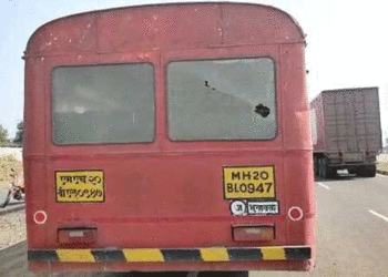 भुसावळात आगारातील अज्ञातांनी दोन बसेसवर केली दगडफेक