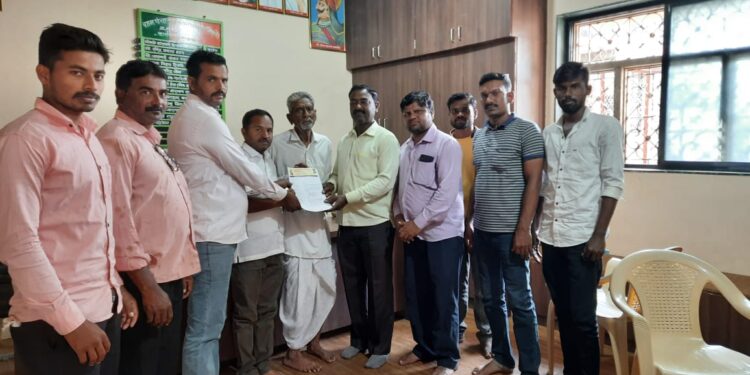 पळासखेडे येथे गवळी समाजातर्फे ग्रामपंचायत प्रशासनास निवेदन