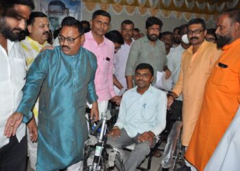 दिव्यांगाना साहित्य वाटपाचा उपक्रम कौतुकास्पद- बच्चू कडू