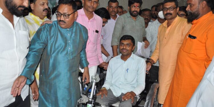 दिव्यांगाना साहित्य वाटपाचा उपक्रम कौतुकास्पद- बच्चू कडू