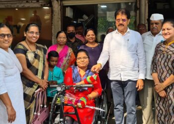 आ. भोळे व नारीशक्ती ग्रुप जळगाव यांच्या माध्यमातून दिव्यांग भगिनीला ई – बाईक वाटप