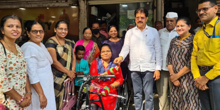 आ. भोळे व नारीशक्ती ग्रुप जळगाव यांच्या माध्यमातून दिव्यांग भगिनीला ई – बाईक वाटप