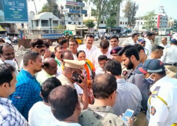 राष्ट्रवादीच्या पदाधिकाऱ्यांनी आकाशवाणी चौकातील सर्कलचे काम पाडले बंद