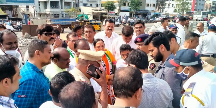 राष्ट्रवादीच्या पदाधिकाऱ्यांनी आकाशवाणी चौकातील सर्कलचे काम पाडले बंद