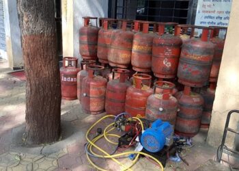 अवैधपणे घरगुती गॅस भरणाऱ्या रॅकेटचा एमआयडीसी पोलिसांनी केला पर्दाफाश