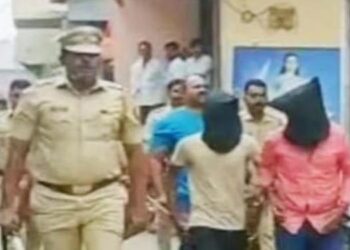 माजी सैनिकाचा खूनप्रकरणी पोलिसांनी काढली गुंडांची गावातुन धिंड