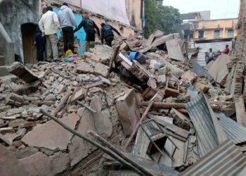 जळगावात शनिपेठ येथील इमारत कोसळली, ७ जण बचावले