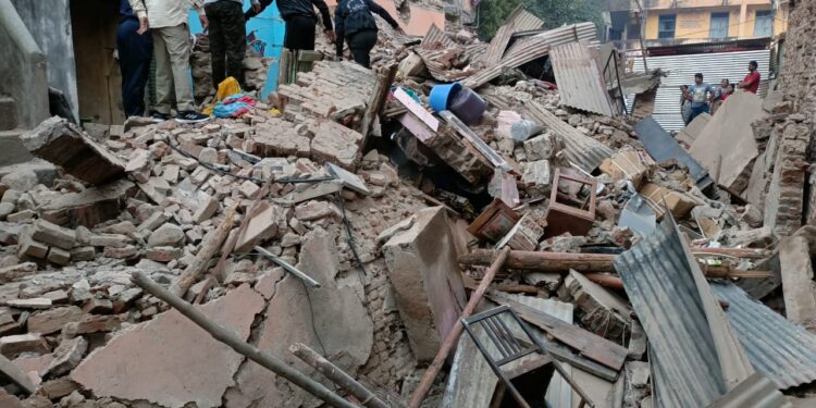 जळगावात शनिपेठ येथील इमारत कोसळली, ७ जण बचावले