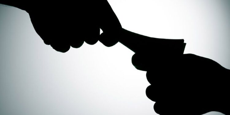 दोन हजाराची लाच स्विकारतांना पोलीस नाईकाला एसीबीने केली अटक