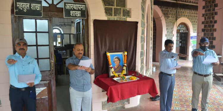 इंदिरा गांधी यांच्या जयंतीनिमित्त जिल्हाधिकारी कार्यालयात अभिवादन